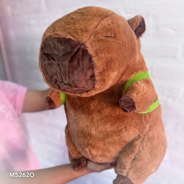 Peluche Capibara con mochila - Image 4